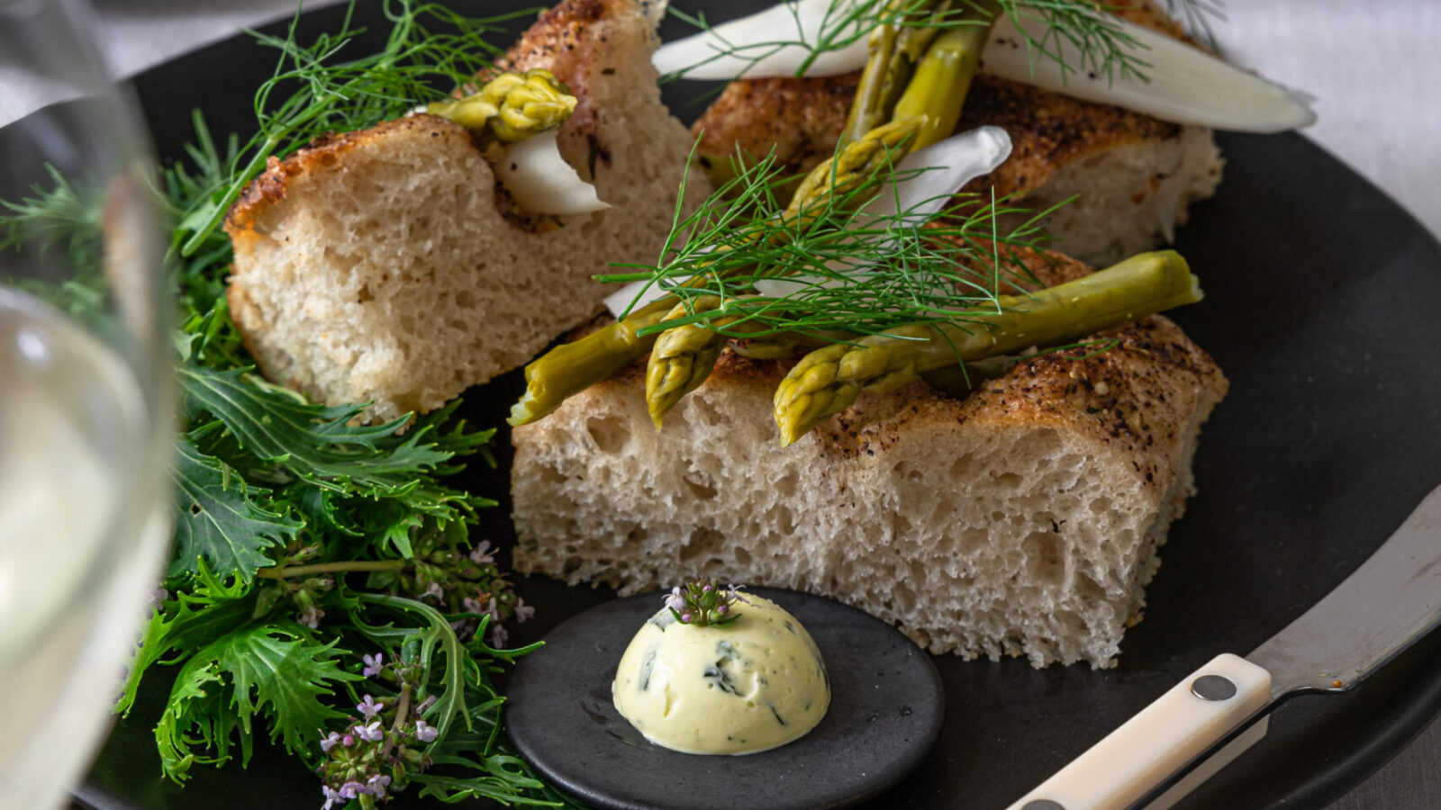Zum Anbeißen: Kürbis-Ricotta-Ravioli mit Amarettini-Butter und Prosecco ...