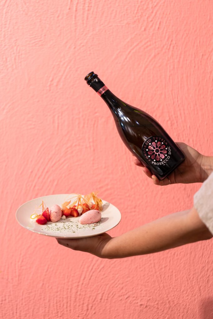 Erdbeer-Parfait mit verschiedenen Toppings und Prosecco DOC.