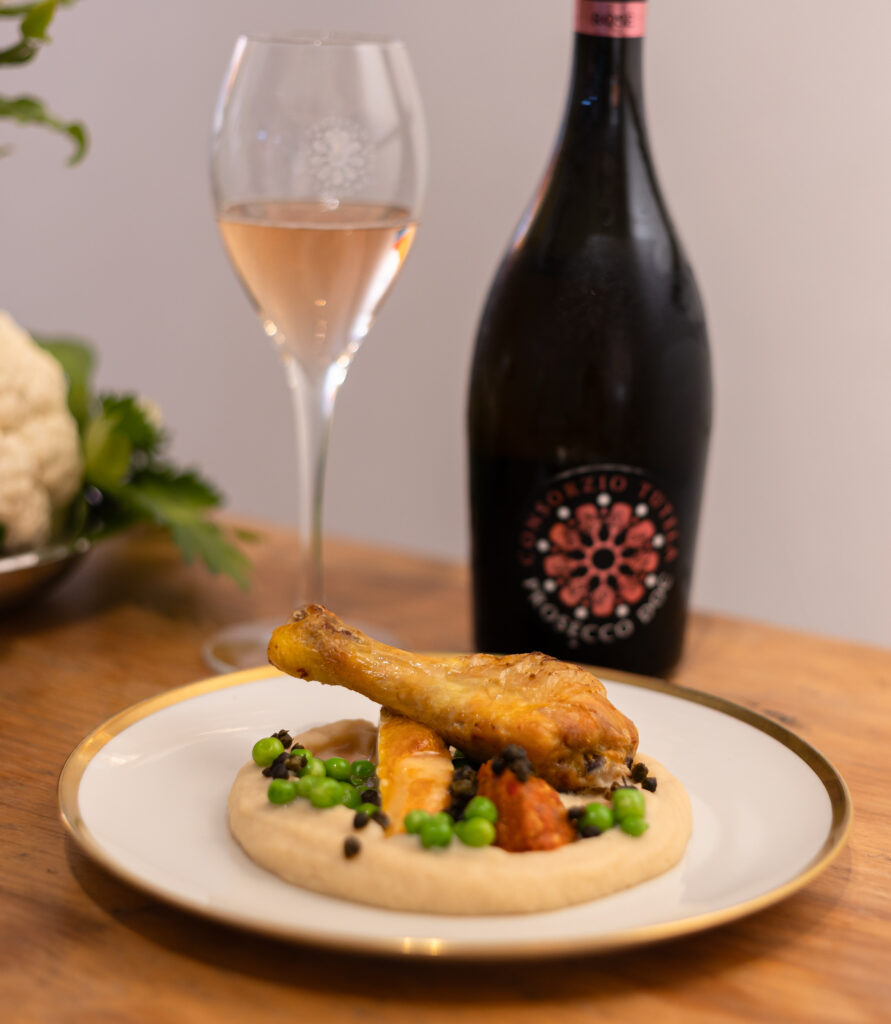 Geschmortes Zitronen-Hähnchen auf Blumenkohlcreme mit Prosecco DOC. 