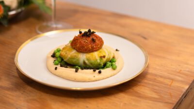 Zitronen-Spitzkohl-Roulade getoppt mit Tomatenpesto mit Prosecco DOC.