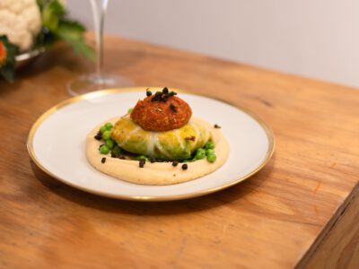Zitronen-Spitzkohl-Roulade getoppt mit Tomatenpesto mit Prosecco DOC.