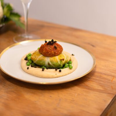 Zitronen-Spitzkohl-Roulade getoppt mit Tomatenpesto mit Prosecco DOC.