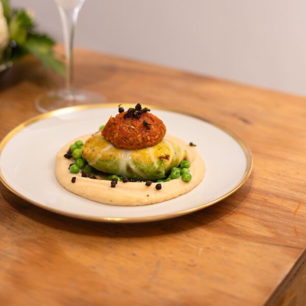 Zitronen-Spitzkohl-Roulade getoppt mit Tomatenpesto mit Prosecco DOC.