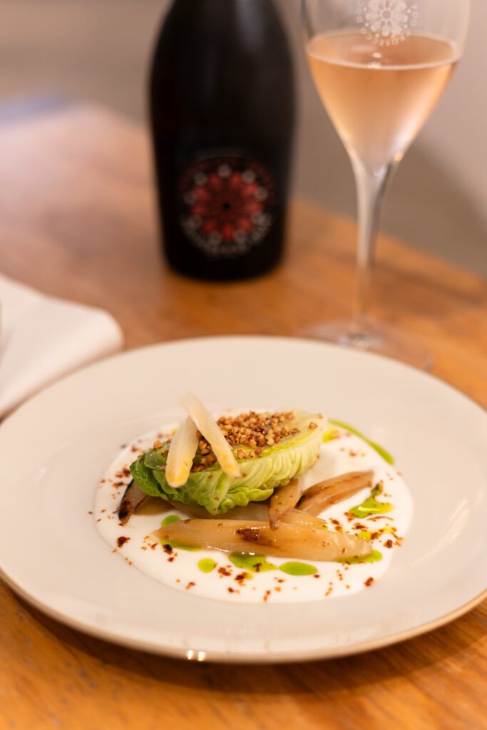 Gerösteter Spargel auf Buttermilch-Sud mit Prosecco DOC.