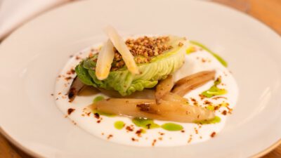 Gerösteter Spargel auf Buttermilch-Sud mit Prosecco DOC.