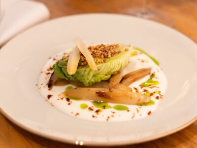 Gerösteter Spargel auf Buttermilch-Sud mit Prosecco DOC.
