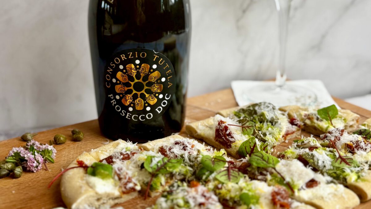 Pinsa Mediterrana mit einem frischen Prosecco DOC