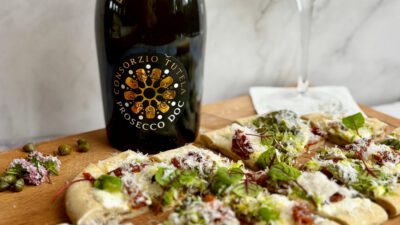 Pinsa Mediterrana mit einem frischen Prosecco DOC
