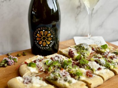 Pinsa Mediterrana mit einem frischen Prosecco DOC