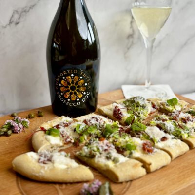 Pinsa Mediterrana mit einem frischen Prosecco DOC