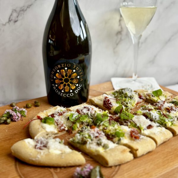 Pinsa Mediterrana mit einem frischen Prosecco DOC