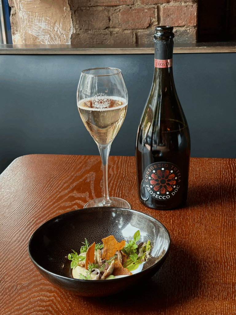 Prosecco DOC mit Römersalat, Kefir und Escabeche.