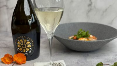 Sizilianische Caponata mit Riesengarnelen und Prosecco DOC.