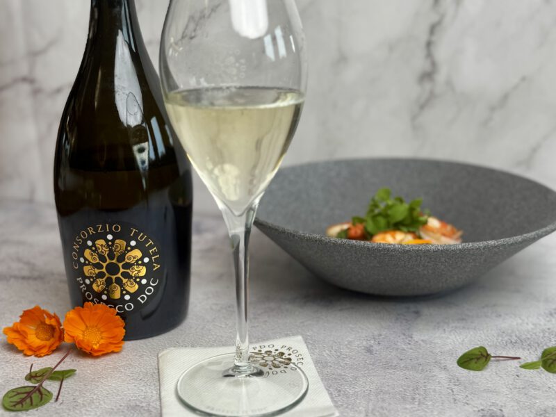 Sizilianische Caponata mit Riesengarnelen und Prosecco DOC.