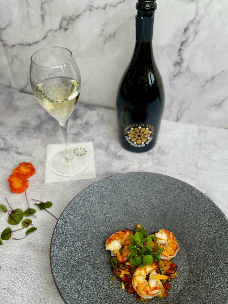 Sizilianische Caponata mit Riesengarnelen und Prosecco DOC.