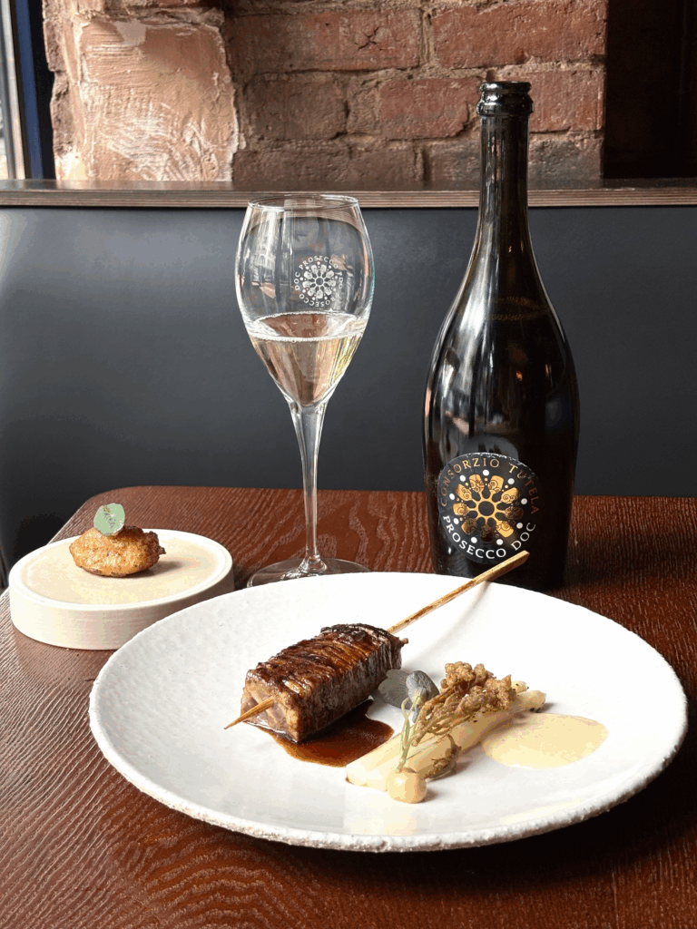 Entrecôte mit gepickeltem Spargel und Heu-Hollandaise mit Prosecco DOC.