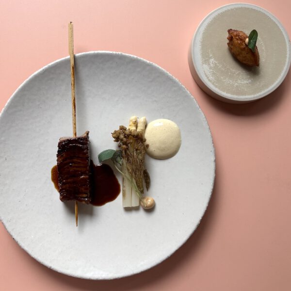 Entrecôte mit gepickeltem Spargel und Heu-Hollandaise mit Prosecco DOC.