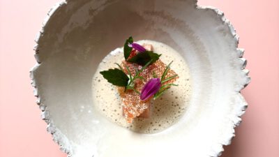 Forelle mit Erbsenpüree, Tomaten-Tatar und Prosecco DOC.
