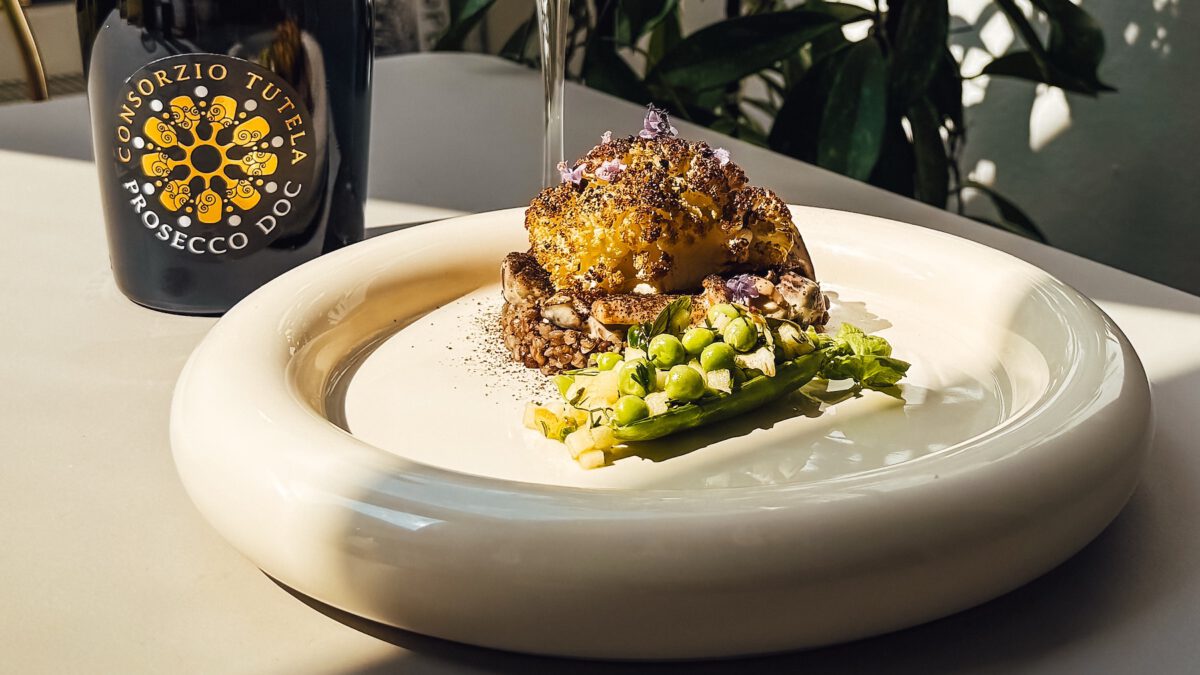Gerösteter Blumenkohl mit Buchweizen-Kasha & fermentierter Pilzrahm und Prosecco DOC.