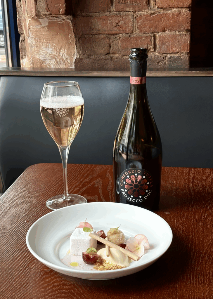 Kirschblütenmousse mit Eierliköreis und weißer Schokolade mit Prosecco DOC.