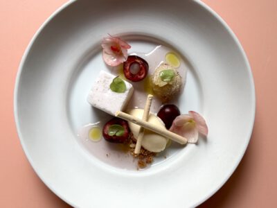 Kirschblütenmousse mit Eierliköreis und weißer Schokolade mit Prosecco DOC.