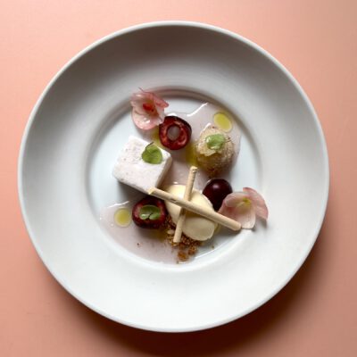 Kirschblütenmousse mit Eierliköreis und weißer Schokolade mit Prosecco DOC.