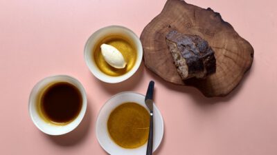 Sauerteigbrot mit Salzbutter und Aromaöl und Prosecco DOC.