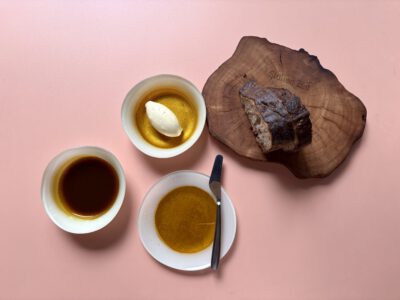 Sauerteigbrot mit Salzbutter und Aromaöl und Prosecco DOC.