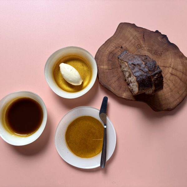 Sauerteigbrot mit Salzbutter und Aromaöl und Prosecco DOC.