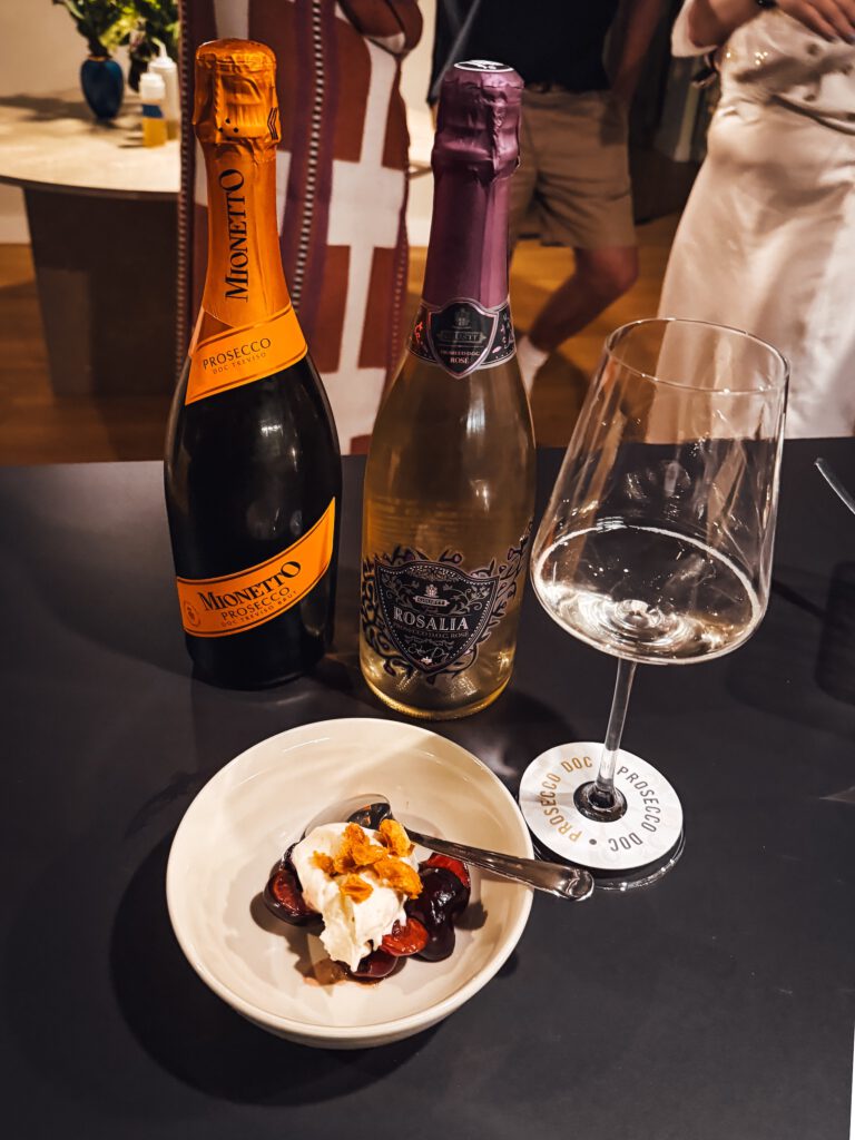 Schmand-Eis mit Schwamm-Toffee und Kirschen mit Prosecco DOC.