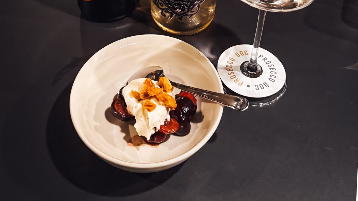 Schmand-Eis mit Schwamm-Toffee und Kirschen mit Prosecco DOC.