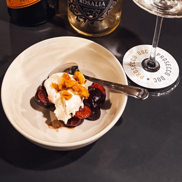 Schmand-Eis mit Schwamm-Toffee und Kirschen mit Prosecco DOC.