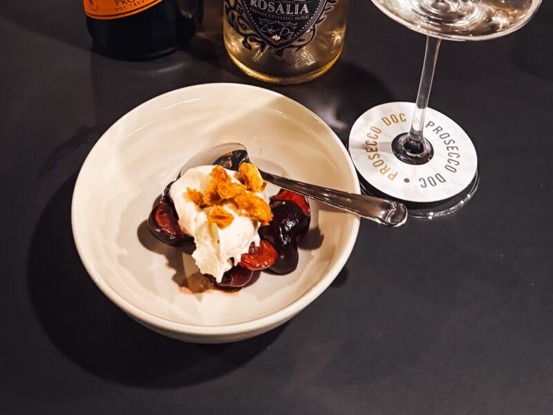 Schmand-Eis mit Schwamm-Toffee und Kirschen mit Prosecco DOC.