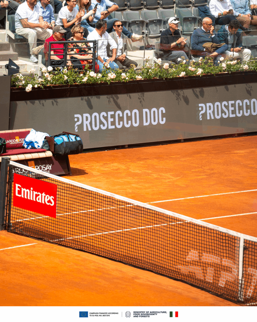 Prosecco DOC Schriftzug neben einem Tennisplatz