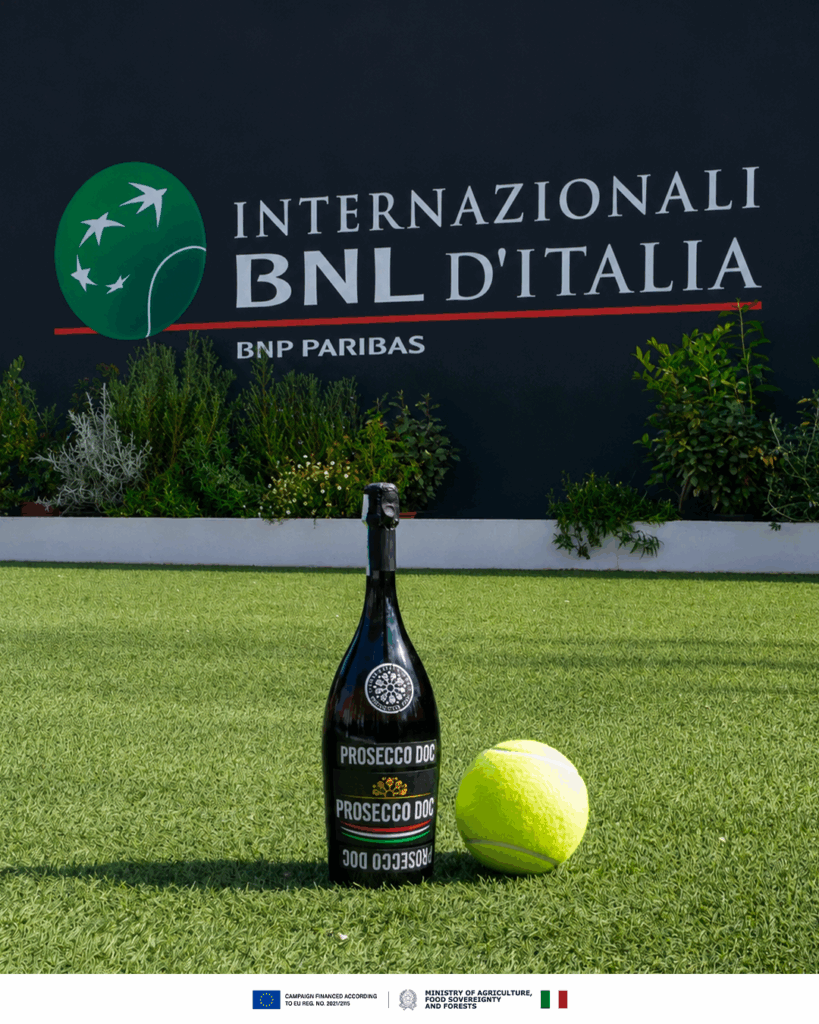 Prosecco DOC neben einem Tennisball bei nternazionali bnl d'italia