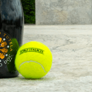 Prosecco DOC mit einem Tennisball.