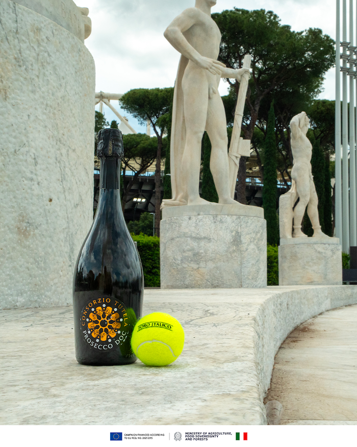 Prosecco DOC Flasche mit einem Tennisball.