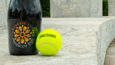Prosecco DOC mit einem Tennisball.