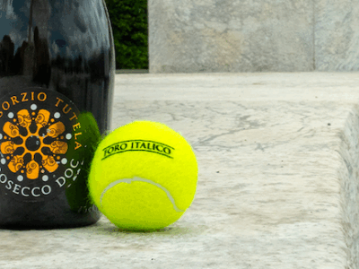 Prosecco DOC mit einem Tennisball.