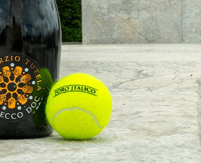 Prosecco DOC mit einem Tennisball.