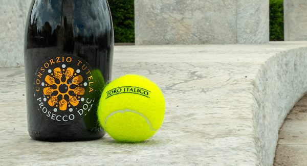 Prosecco DOC mit einem Tennisball.