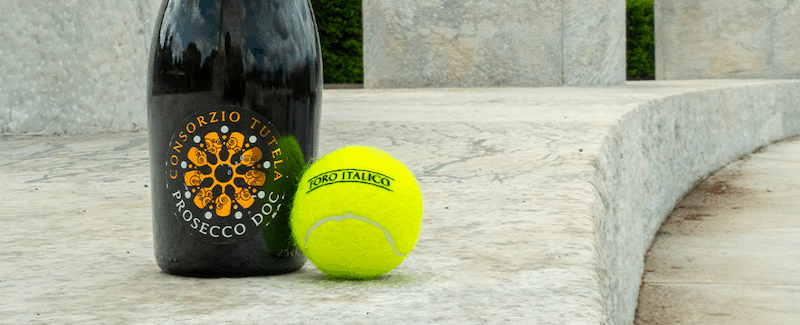 Prosecco DOC mit einem Tennisball.