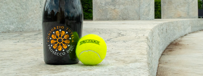 Prosecco DOC mit einem Tennisball.