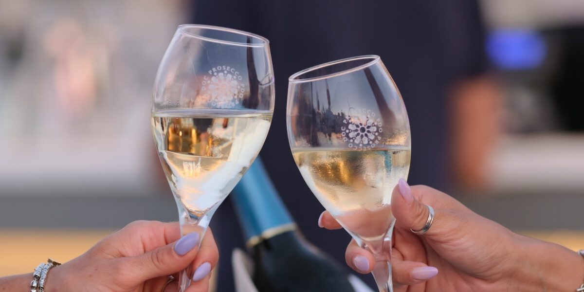 Anstoßen mit Prosecco DOC auf dem Gourmet Festival in Düsseldorf.