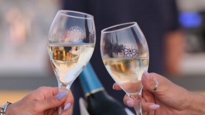 Anstoßen mit Prosecco DOC auf dem Gourmet Festival in Düsseldorf.