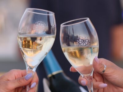Anstoßen mit Prosecco DOC auf dem Gourmet Festival in Düsseldorf.
