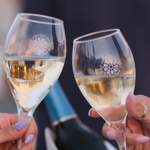 Anstoßen mit Prosecco DOC auf dem Gourmet Festival in Düsseldorf.