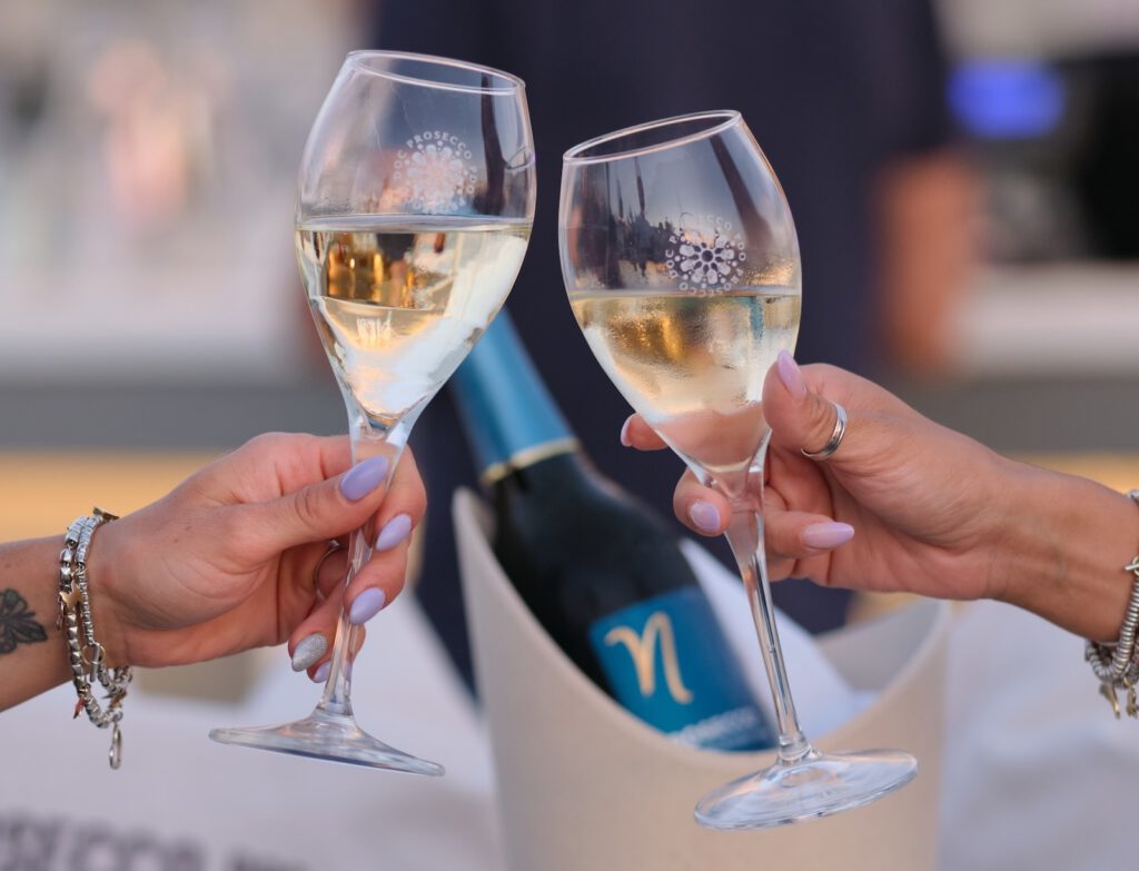 Anstoßen mit Prosecco DOC auf dem Gourmet Festival in Düsseldorf.