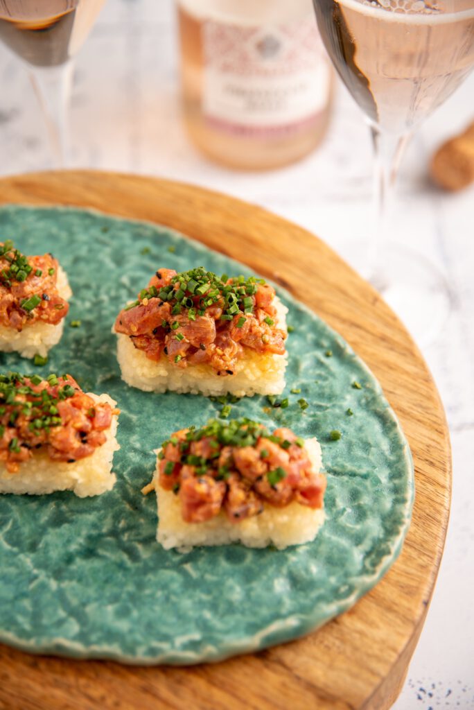 Crispy Rice mit Thunfisch Tatar, dazu ein Prosecco DOC Rosé.