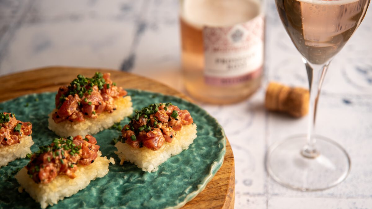 Thunfisch Tatar auf Crispy Rice kombiniert mit einem Prosecco DOC Rosé.